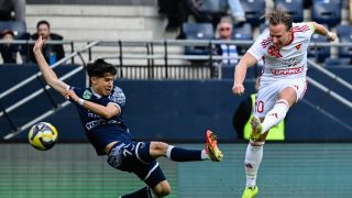 Felcsút, 2026. március 22. Kern Martin, a Puskás Akadémia FC (b) és Dzsudzsák Balázs, a DVSC játékosa a labdarúgó Fizz Liga 27. fordulójában játszott Puskás Akadémia FC-DVSC mérkőzésen a felcsúti Pancho Arénában 2026. március 22-én.