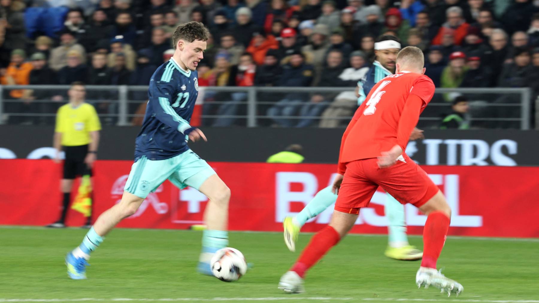 27 March 2026, Switzerland, Basel: Soccer, men, international match, Switzerland - Germany, St. Jakob-Park, Florian Wirtz (Germany) (l) fights for the ball with Nico Elvedi (Switzerland). Photo: Christian Charisius/dpa - IMPORTANT NOTE: In accordance with the regulations of the DFL German Football League and the DFB German Football Association, it is prohibited to utilize or have utilized photographs taken in the stadium and/or of the match in the form of sequential images and/or video-like photo series.