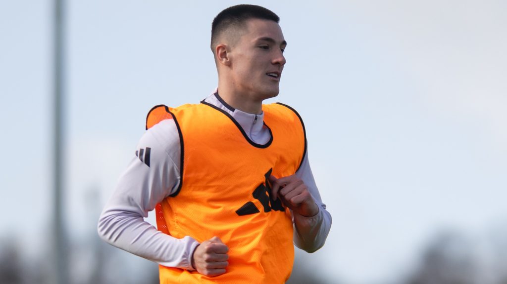 Benjamin Sesko a Manchester United edzésén.