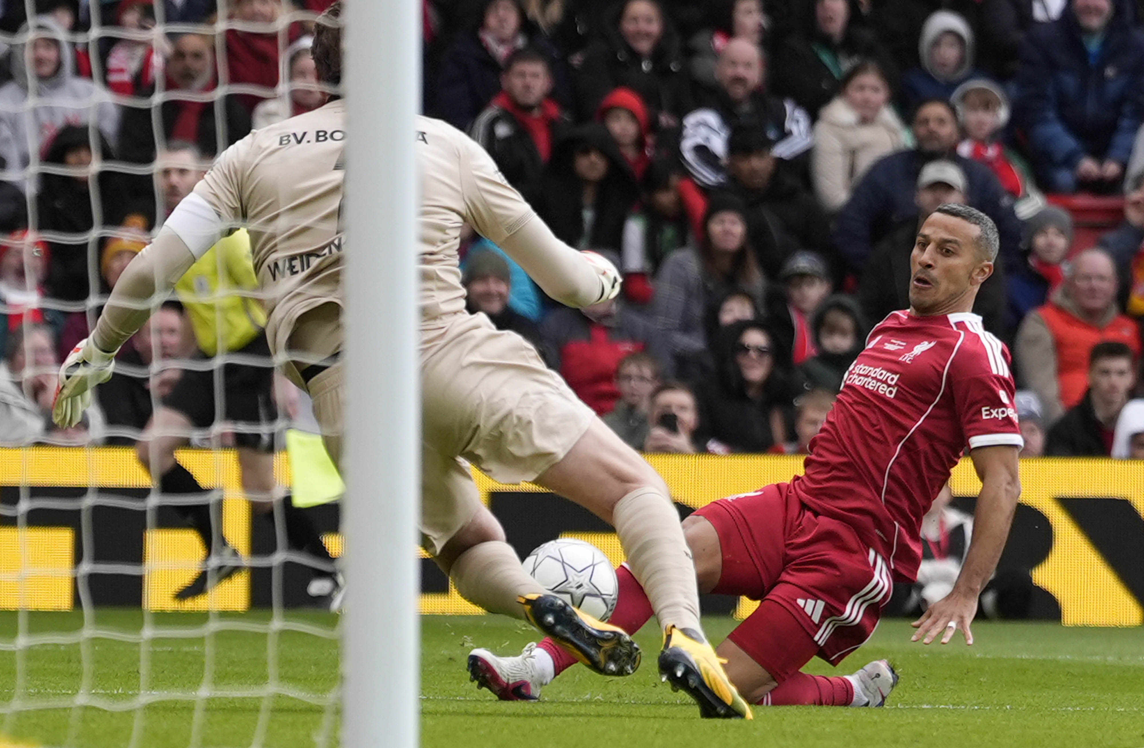 Thiago Alcantara a liverpooli legendák gálameccsén.