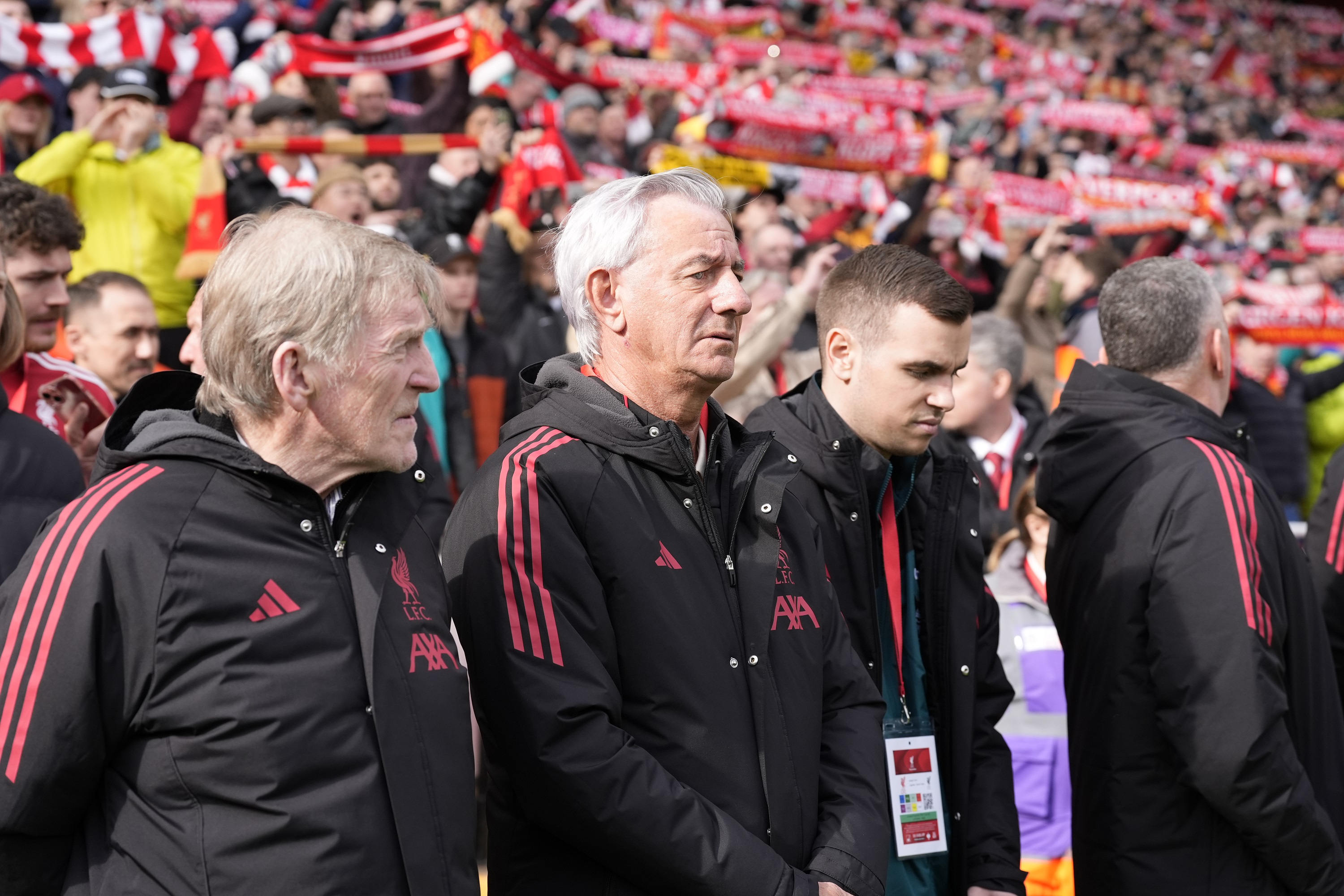 Sir Kenny Dalglish (balra), mellette Ian Rush a legendák kispadjánál.