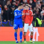 Gianluca Prestianni, miközben a száját eltakarva odaszól Vinícius Juniornak.