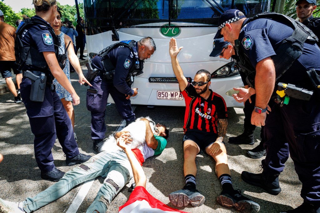 Tiltakozók állták útját az iráni női labdarúgó-válogatott tagjait szállító busznak.