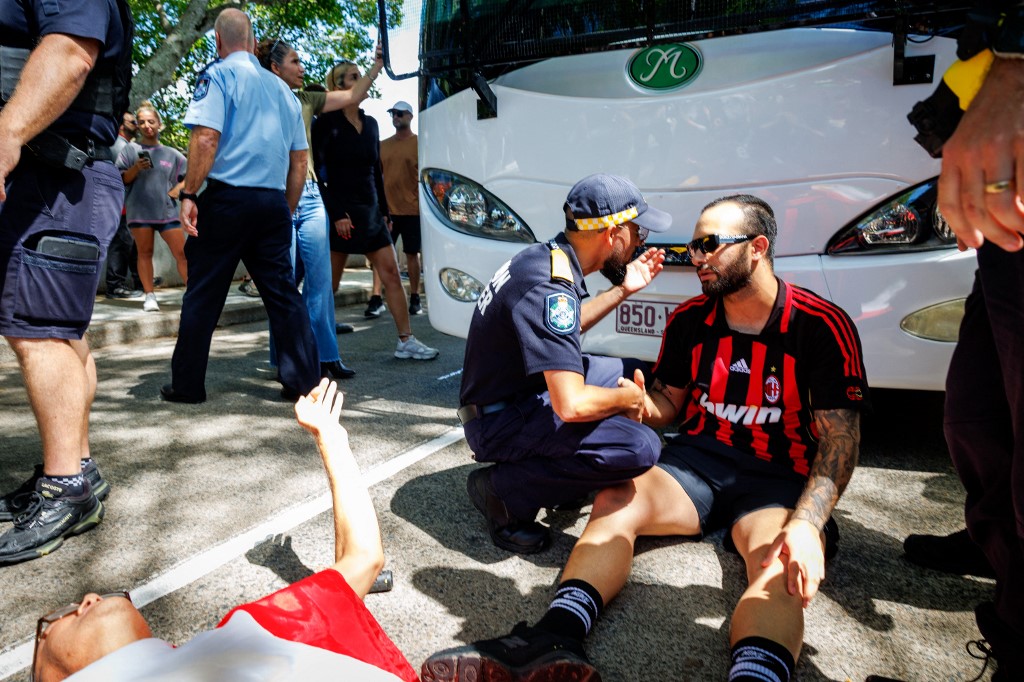 Tiltakozók állták útját az iráni női labdarúgó-válogatott tagjait szállító busznak.