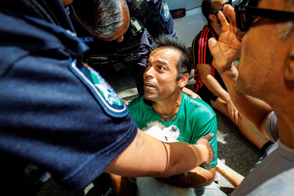 Tiltakozók állták útját az iráni női labdarúgó-válogatott tagjait szállító busznak.
