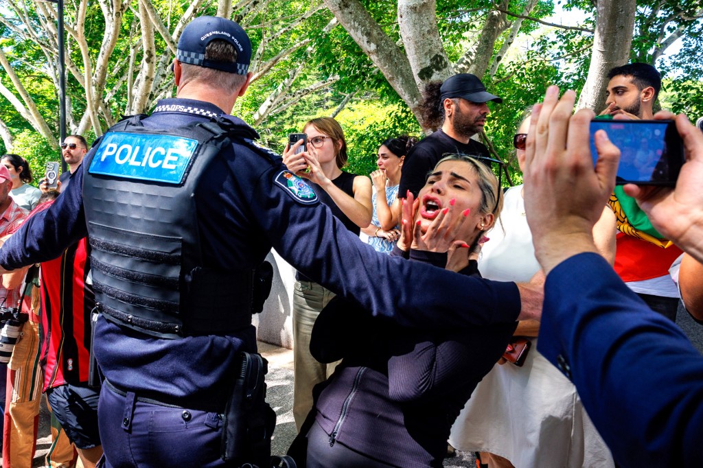 Tiltakozók állták útját az iráni női labdarúgó-válogatott tagjait szállító busznak.