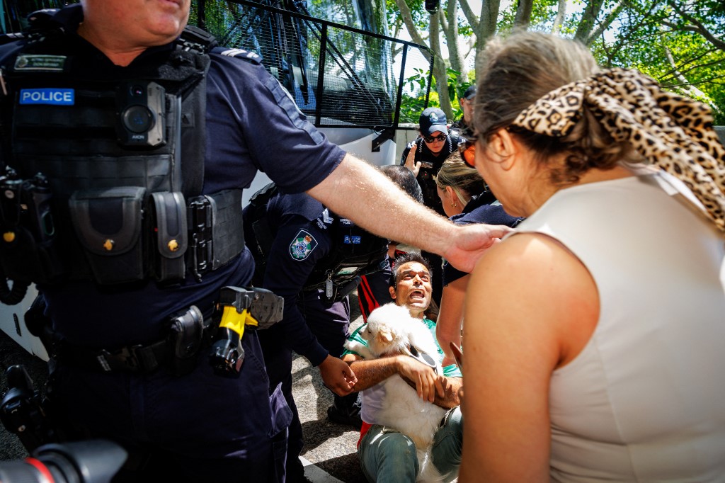 Tiltakozók állták útját az iráni női labdarúgó-válogatott tagjait szállító busznak.