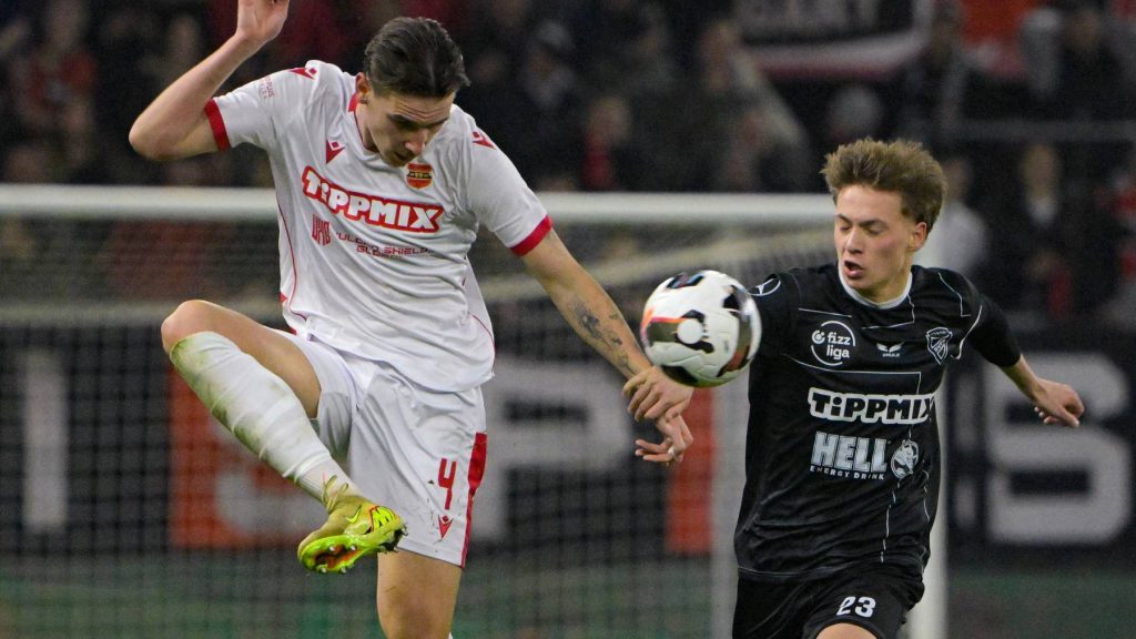 Budapest, 2026. március 5. Szabó Alex, a Honvéd (b) és Pető Milán, a DVTK játékosa a labdarúgó MOL Magyar Kupa negyeddöntőjében játszott Budapest Honvéd FC TC - Diósgyőri VTK mérkőzésen a Bozsik Arénában 2026. március 5-én. MTI/Szigetváry Zsolt