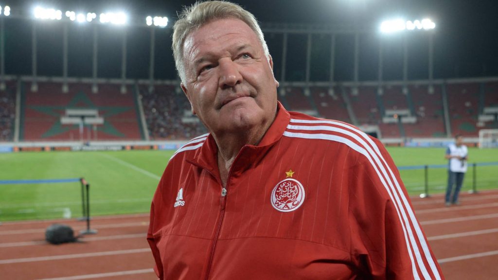 (FILES) Wydad Athletic Club's coach John Toshack arrives at the match against the Asec Mimosas club during the 20th edition of CAF Champion League in Rabat on August 14, 2016. Liverpool and Wales great John Toshack, who managed Real Madrid and his national team, has been diagnosed with dementia his son announced on March 25, 2026.