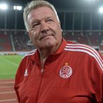 (FILES) Wydad Athletic Club's coach John Toshack arrives at the match against the Asec Mimosas club during the 20th edition of CAF Champion League in Rabat on August 14, 2016. Liverpool and Wales great John Toshack, who managed Real Madrid and his national team, has been diagnosed with dementia his son announced on March 25, 2026.