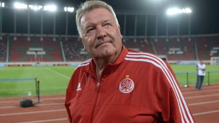 (FILES) Wydad Athletic Club's coach John Toshack arrives at the match against the Asec Mimosas club during the 20th edition of CAF Champion League in Rabat on August 14, 2016. Liverpool and Wales great John Toshack, who managed Real Madrid and his national team, has been diagnosed with dementia his son announced on March 25, 2026.