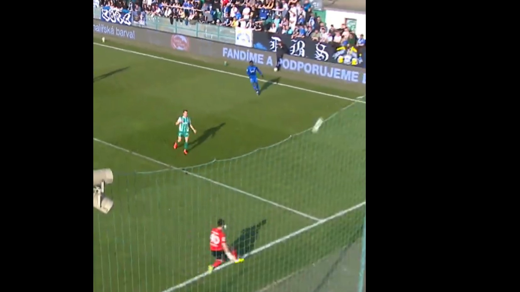 Cseh focikapus erkélyre berúgott labda