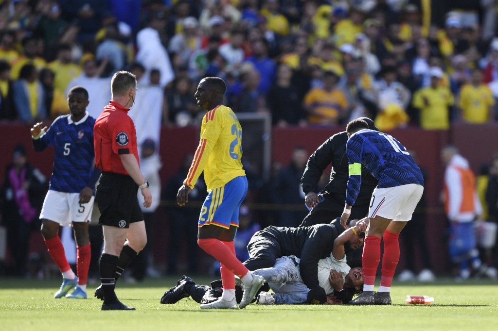 Foci-vb: sokkoló, hogy milyen mély a franciák kerete 1 Egy pályára rohanó szurkolót földre visznek a biztonságiak.