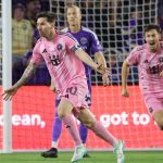 Lionel Messi ünnepel, miután gólt szerzett az Orlando-Inter Miami mérkőzésen.
