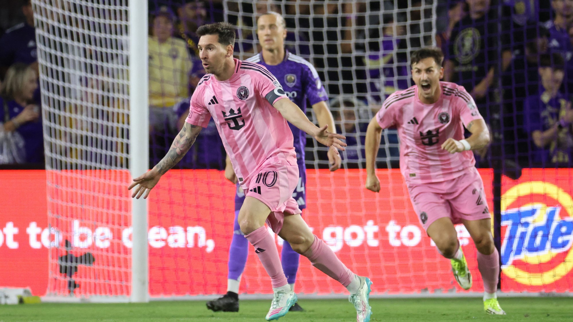 Lionel Messi ünnepel, miután gólt szerzett az Orlando-Inter Miami mérkőzésen.