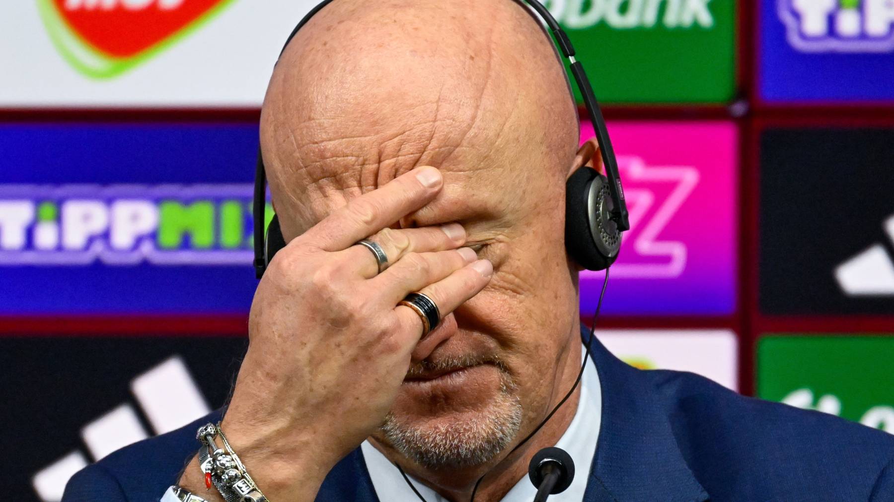 Marco Rossi, a magyar válogatott szövetségi kapitánya sajtótájékoztatót tart, miután csapata 3-2-re kikapott Írországtól a Puskás Arénában játszott labdarúgó világbajnoki selejtező mérkőzésen 2025. november 16-án.