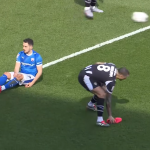 Oliver Norburn az ellenfele cipőjével.