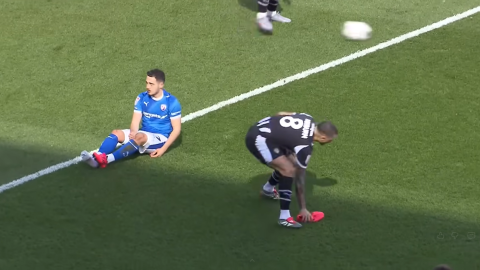 Oliver Norburn az ellenfele cipőjével.