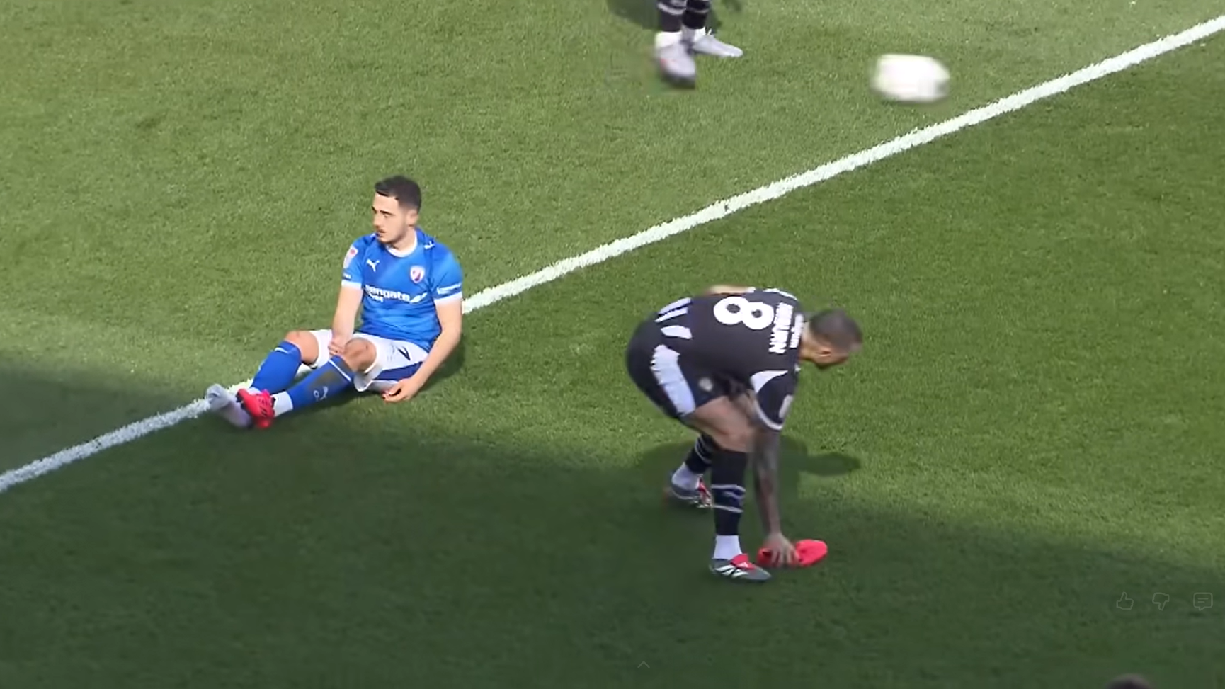 Oliver Norburn az ellenfele cipőjével.