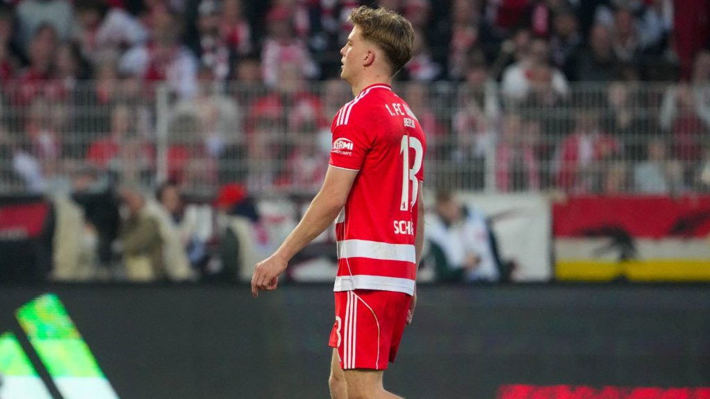 08 March 2026, Berlin: Soccer, Men: Bundesliga, 1. FC Union Berlin - SV Werder Bremen, Matchday 25, An der Alten Försterei, András Schäfer (1. FC Union Berlin) is sent off after receiving a red card. Photo: Soeren Stache/dpa - IMPORTANT NOTE: In accordance with the regulations of the DFL German Football League and the DFB German Football Association, it is prohibited to utilize or have utilized photographs taken in the stadium and/or of the match in the form of sequential images and/or video-like photo series.