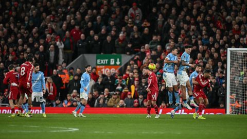 Szoboszlai Dominik, amint gólt szerez a Manchester City elleni bajnokin.