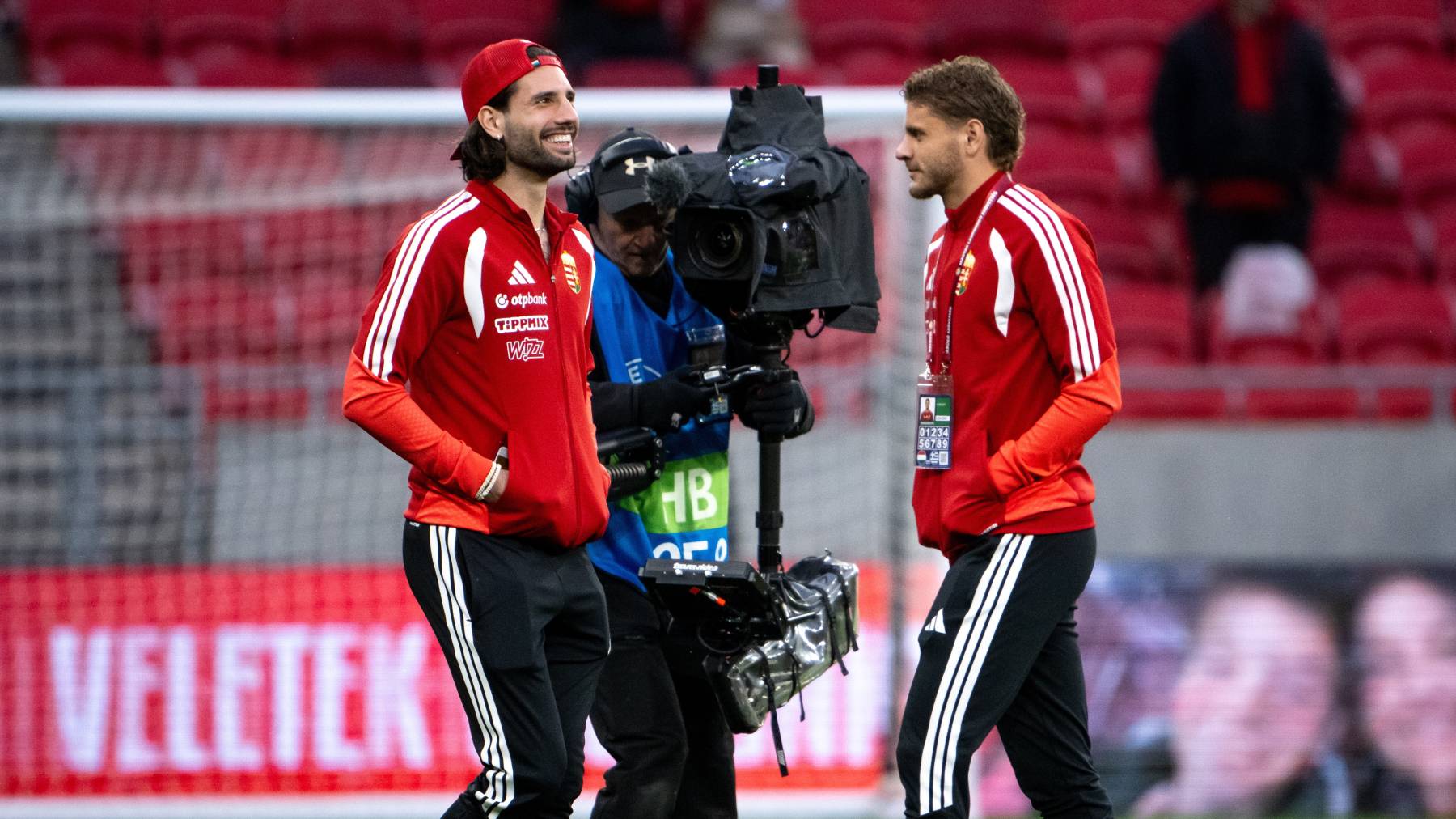 Szoboszlai Dominik (b) és Dárdai Márton a Magyarország - Görögország barátságos labdarúgó-mérkőzés előtt a Puskás Arénában 2026. március 31-én.