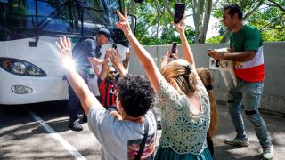 Tiltakozók állták útját az iráni női labdarúgó-válogatott tagjait szállító busznak.