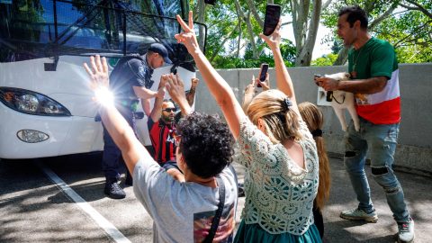 Tiltakozók állták útját az iráni női labdarúgó-válogatott tagjait szállító busznak.