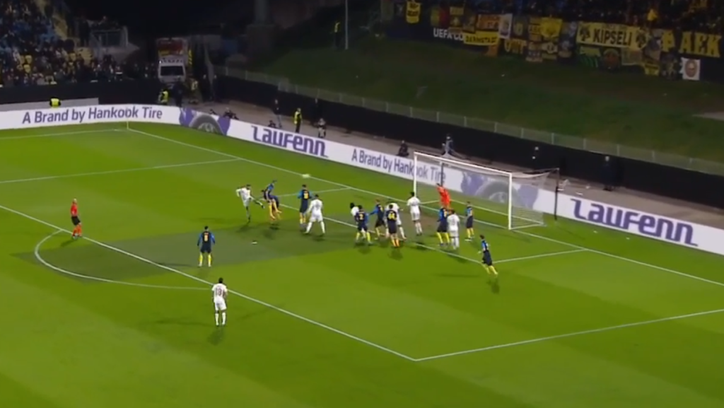 Varga Barnabás gólt felje a Celje-AEK mérkőzésen.