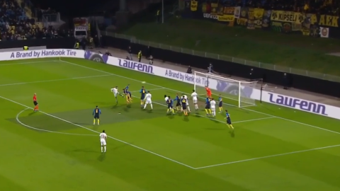 Varga Barnabás gólt felje a Celje-AEK mérkőzésen.