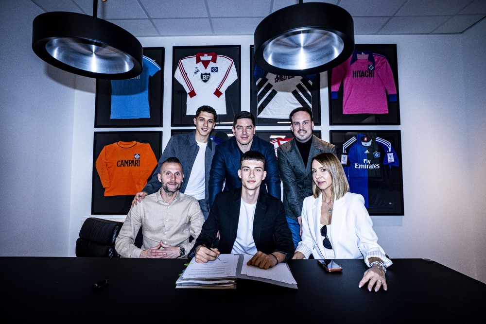 Bundesliga-klubhoz szerződik az MTK 16 éves csatára 1 Vasiljevic Andrej a szerződés aláírása után.