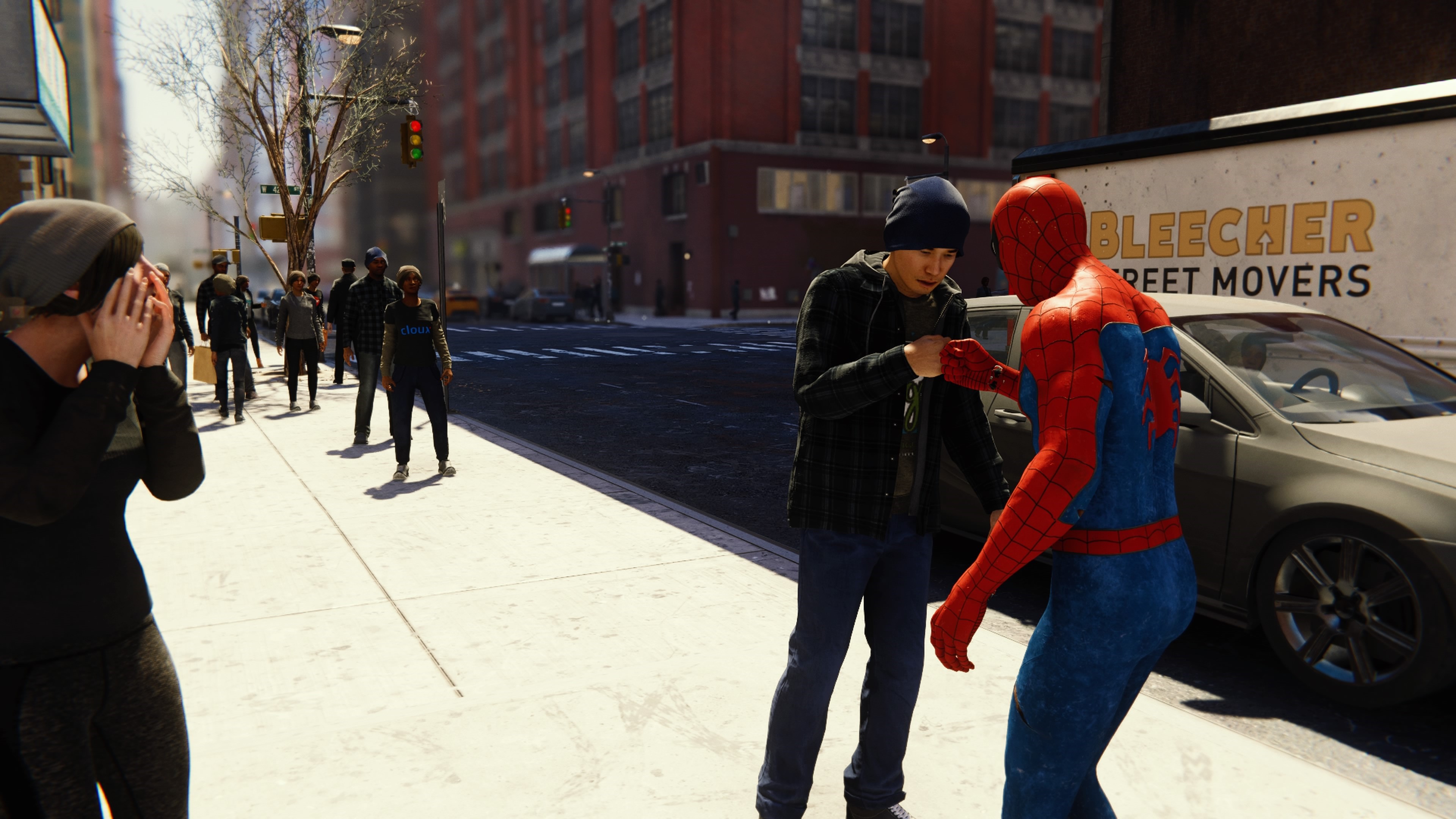 Marvel's Spider-Man, Pókember ökölcspacsizik egy járókelővel
